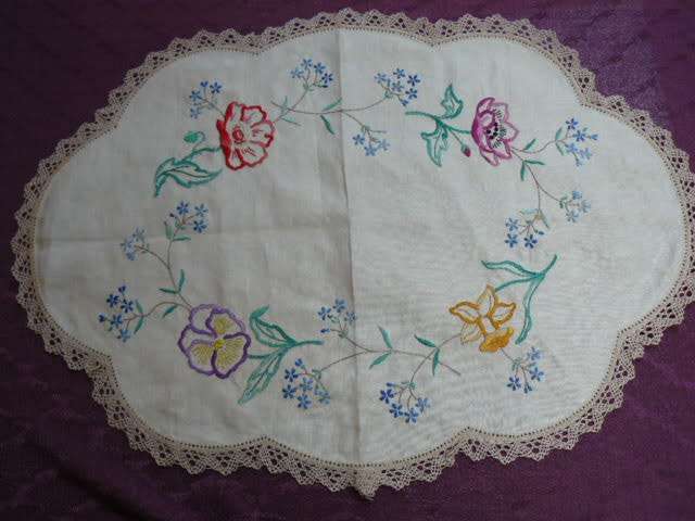 VINTAGE COTTON EMBROIDERED TRAY CLOTH CREAM HAND CROCHETED EDGE