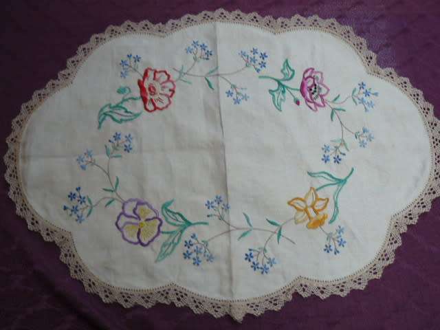 VINTAGE COTTON EMBROIDERED TRAY CLOTH CREAM HAND CROCHETED EDGE