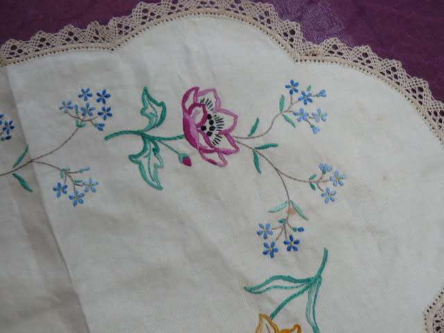 VINTAGE COTTON EMBROIDERED TRAY CLOTH CREAM HAND CROCHETED EDGE