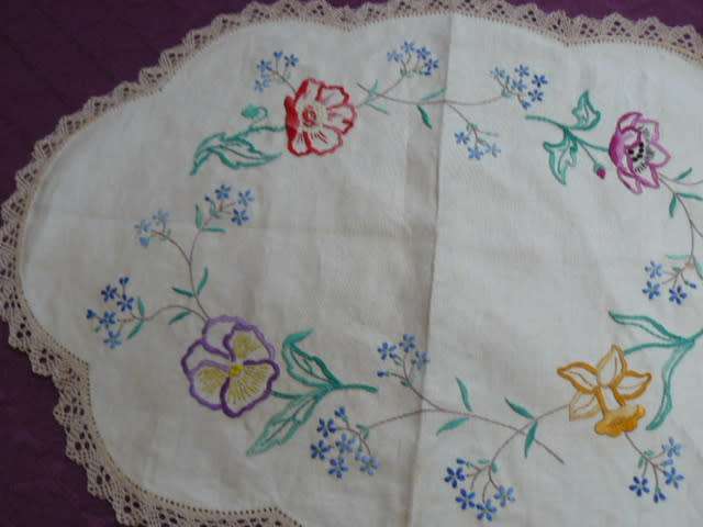 VINTAGE COTTON EMBROIDERED TRAY CLOTH CREAM HAND CROCHETED EDGE