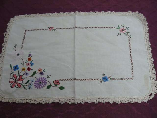 CREAM VINTAGE COTTON EMBROIDERED TRAY CLITH32 CM