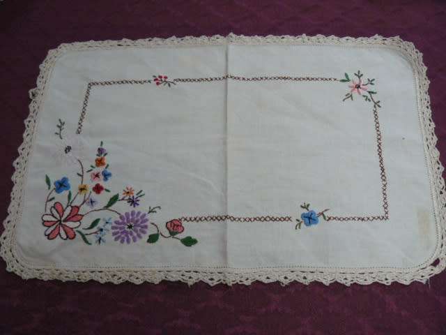 CREAM VINTAGE COTTON EMBROIDERED TRAY CLITH32 CM