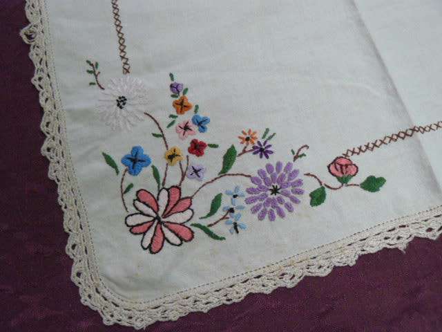 CREAM VINTAGE COTTON EMBROIDERED TRAY CLITH32 CM
