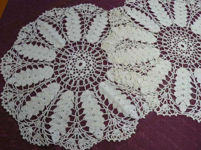 SET OF X 2 MATCHING VINTAGE COTTON DOILIES HAND ROCHETED CREAM 44 CM