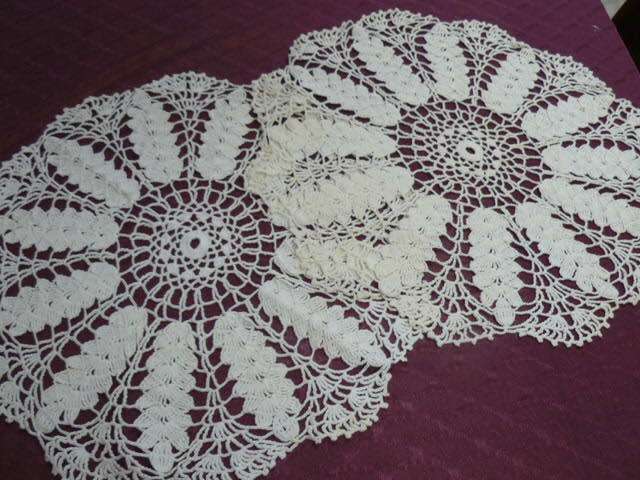 SET OF X 2 MATCHING VINTAGE COTTON DOILIES HAND ROCHETED CREAM 44 CM