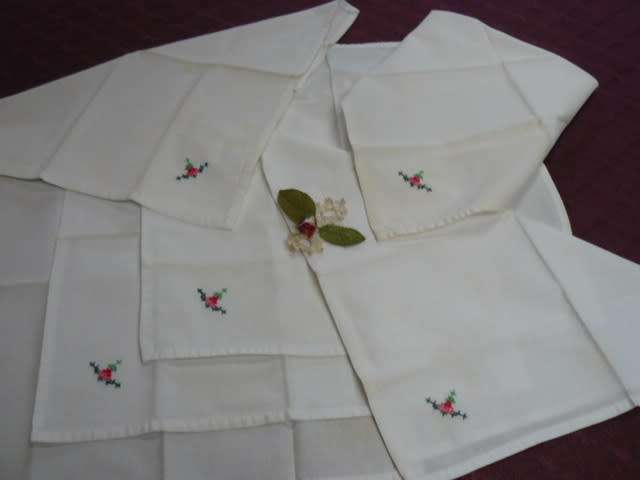6 VINTAGE WHITE COTTON NAPPKINS WITH CROSS STITCH