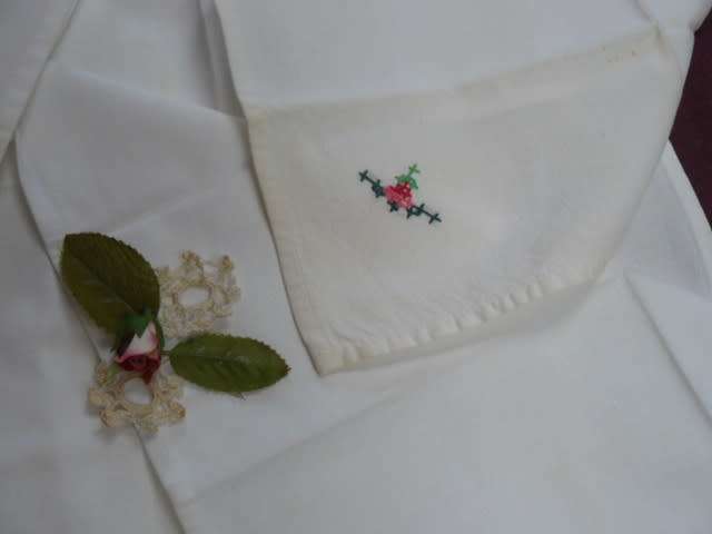 6 VINTAGE WHITE COTTON NAPPKINS WITH CROSS STITCH