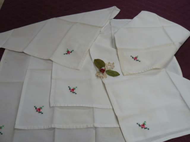 6 VINTAGE WHITE COTTON NAPPKINS WITH CROSS STITCH
