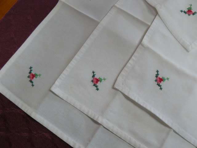 6 VINTAGE WHITE COTTON NAPPKINS WITH CROSS STITCH