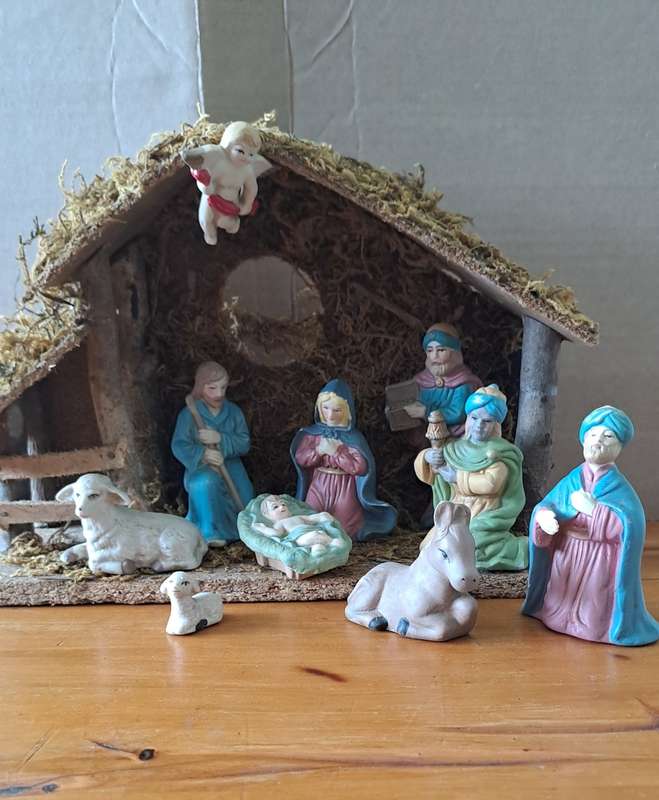 Beautiful vintage hand painted complete Nativity set