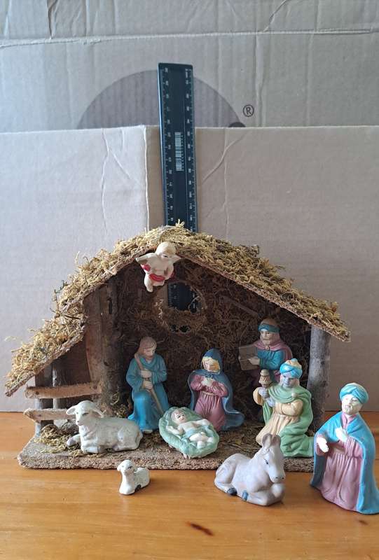 Beautiful vintage hand painted complete Nativity set