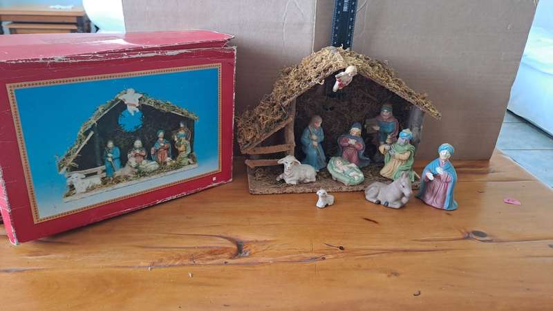 Beautiful vintage hand painted complete Nativity set