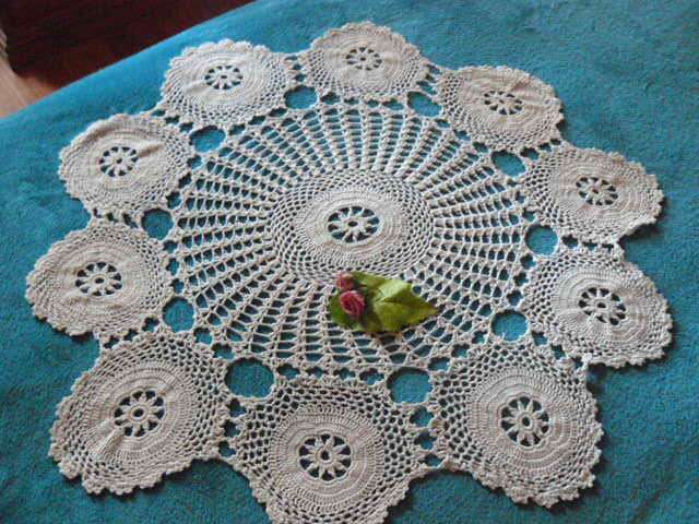VINTAGE HAND CROCHETED COTTON ROUNDTABLE CLOTH 187 CM
