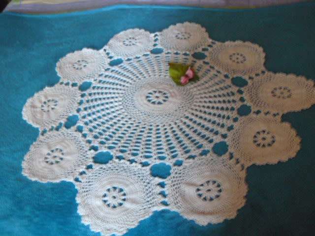 VINTAGE HAND CROCHETED COTTON ROUNDTABLE CLOTH 187 CM