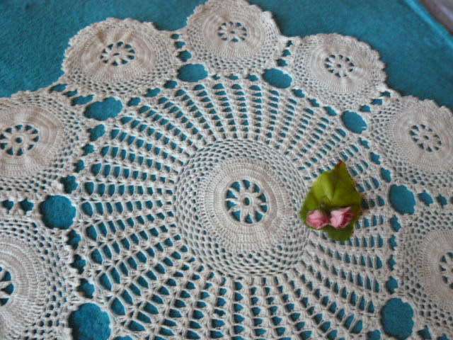 VINTAGE HAND CROCHETED COTTON ROUNDTABLE CLOTH 187 CM