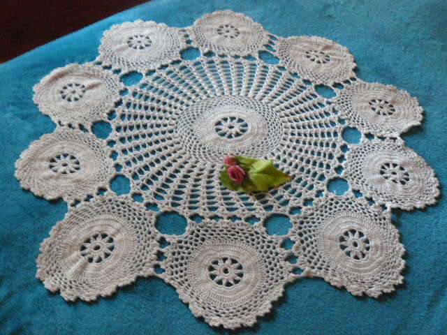 VINTAGE HAND CROCHETED COTTON ROUNDTABLE CLOTH 187 CM