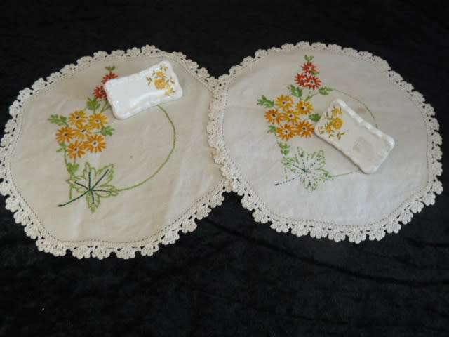 2 X VINTAGE COTTON EMBROIDERED DOILIES WITH HAND CROCHETEDEDGE AND 2 X PORCELAIN PLACE NAME SETTINGS
