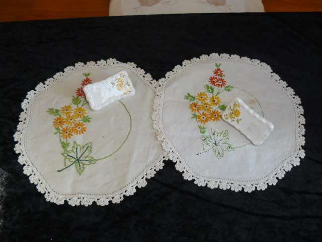 2 X VINTAGE COTTON EMBROIDERED DOILIES WITH HAND CROCHETEDEDGE AND 2 X PORCELAIN PLACE NAME SETTINGS