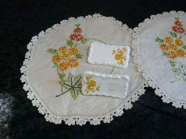 2 X VINTAGE COTTON EMBROIDERED DOILIES WITH HAND CROCHETEDEDGE AND 2 X PORCELAIN PLACE NAME SETTINGS