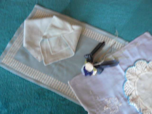 TABLE RUNNER, TRAY CLOTH, 2 X SERVIETES 1 X JUG COVER