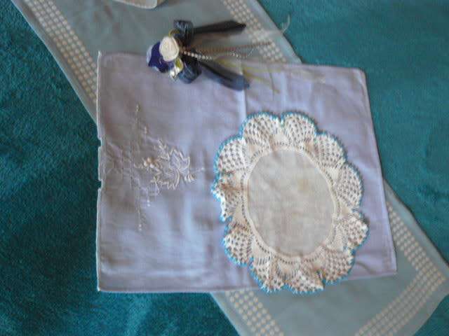 TABLE RUNNER, TRAY CLOTH, 2 X SERVIETES 1 X JUG COVER