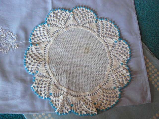 TABLE RUNNER, TRAY CLOTH, 2 X SERVIETES 1 X JUG COVER