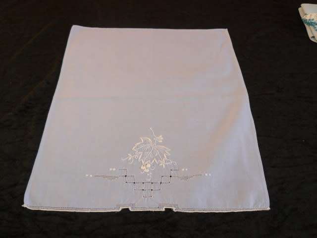 TABLE RUNNER, TRAY CLOTH, 2 X SERVIETES 1 X JUG COVER