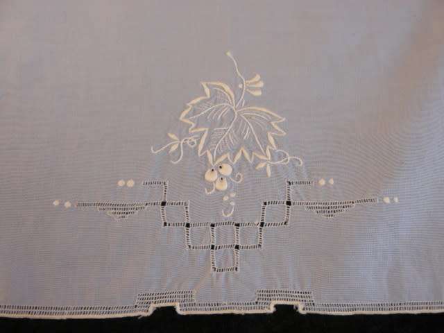 TABLE RUNNER, TRAY CLOTH, 2 X SERVIETES 1 X JUG COVER