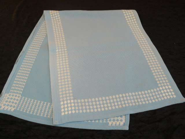 TABLE RUNNER, TRAY CLOTH, 2 X SERVIETES 1 X JUG COVER
