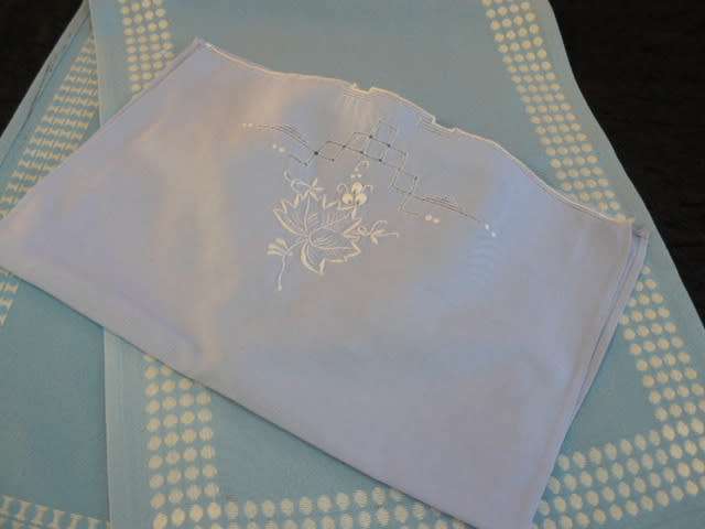 TABLE RUNNER, TRAY CLOTH, 2 X SERVIETES 1 X JUG COVER