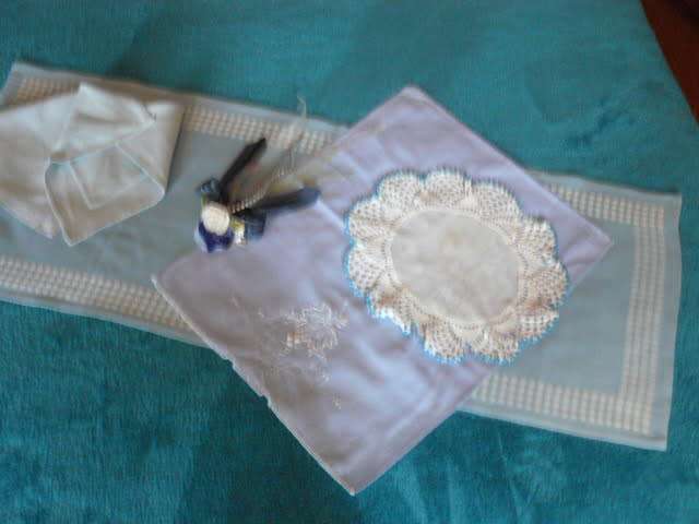 TABLE RUNNER, TRAY CLOTH, 2 X SERVIETES 1 X JUG COVER