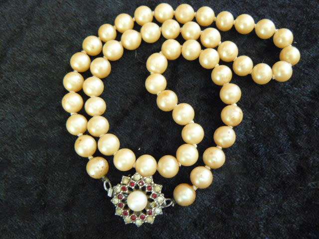 FOUX PEARL NECKLACE WITH LOVELY CLASP 45 CM GOOD CONDITION