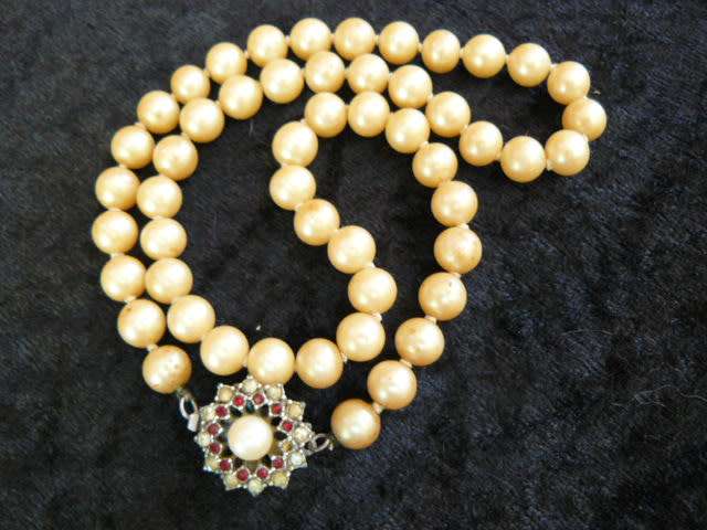 FOUX PEARL NECKLACE WITH LOVELY CLASP 45 CM GOOD CONDITION