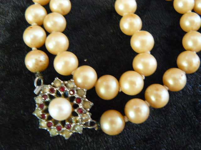 FOUX PEARL NECKLACE WITH LOVELY CLASP 45 CM GOOD CONDITION