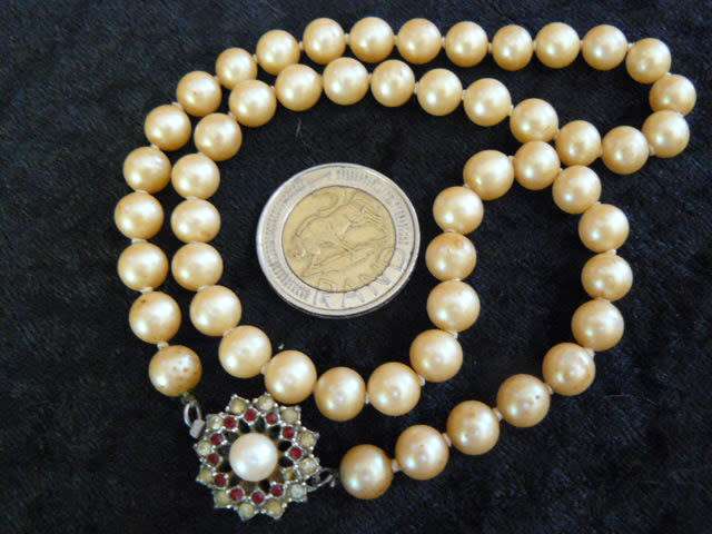 FOUX PEARL NECKLACE WITH LOVELY CLASP 45 CM GOOD CONDITION
