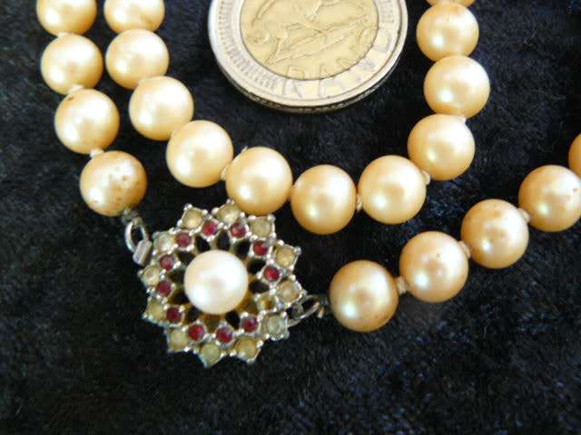 FOUX PEARL NECKLACE WITH LOVELY CLASP 45 CM GOOD CONDITION