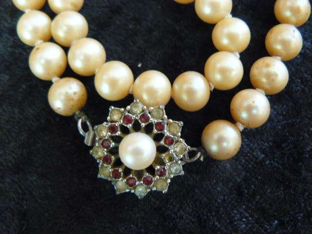 FOUX PEARL NECKLACE WITH LOVELY CLASP 45 CM GOOD CONDITION