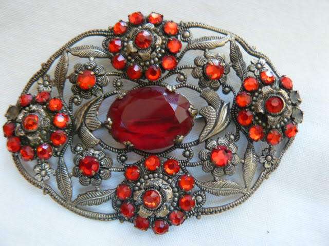 VERY PRETTY DETAILED FASHION BROOCH