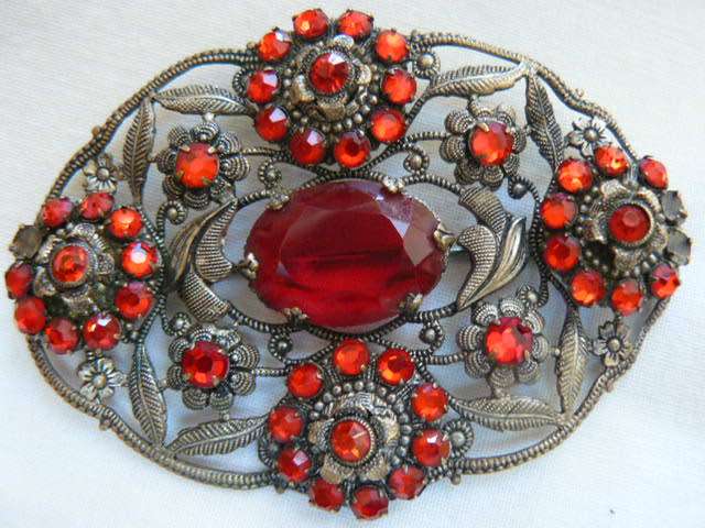 VERY PRETTY DETAILED FASHION BROOCH