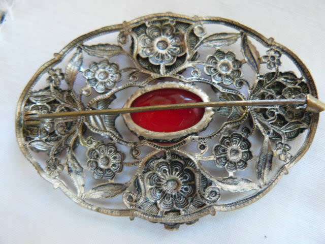 VERY PRETTY DETAILED FASHION BROOCH