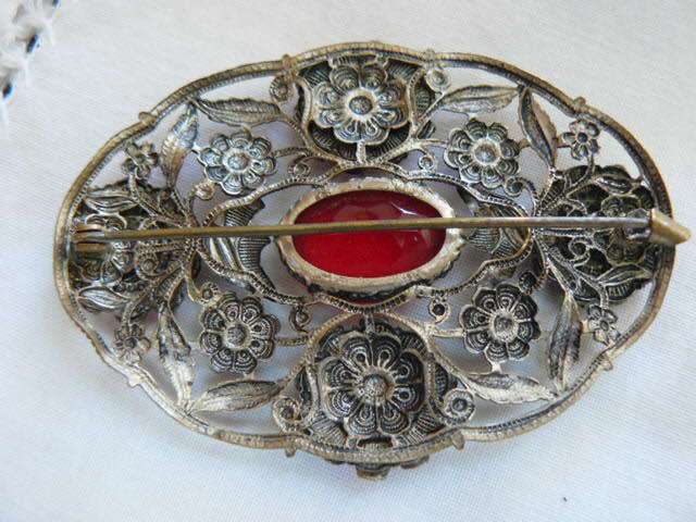 VERY PRETTY DETAILED FASHION BROOCH