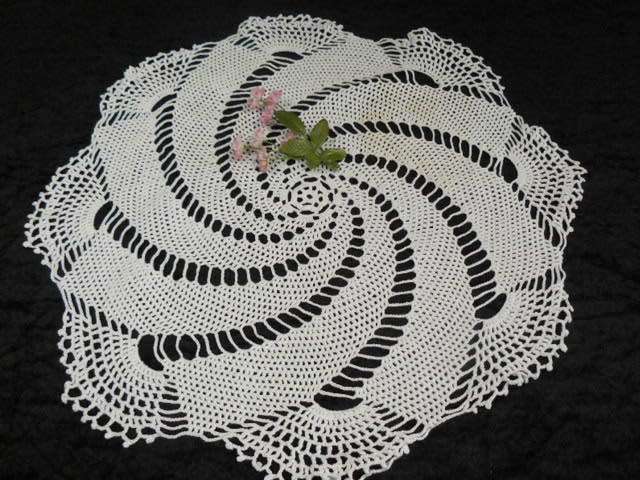 VINTAE HAND ROCHETED COTTON DOILIE 46 CM