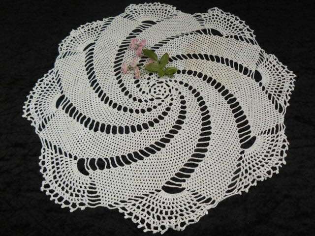 VINTAE HAND ROCHETED COTTON DOILIE 46 CM