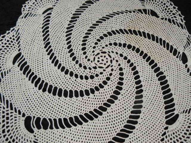 VINTAE HAND ROCHETED COTTON DOILIE 46 CM