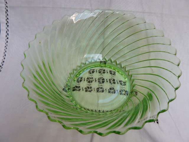STUDIO GLASS BOWL GREEN