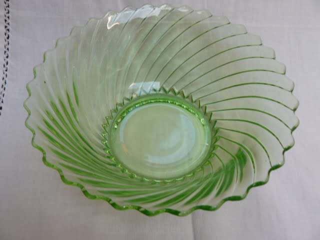 STUDIO GLASS BOWL GREEN