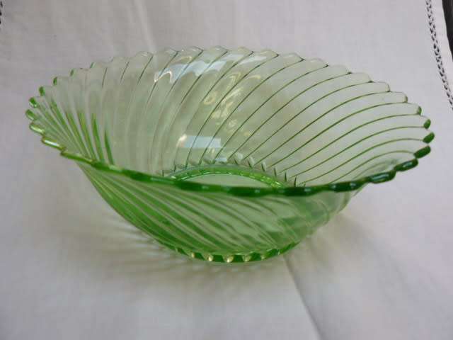 STUDIO GLASS BOWL GREEN