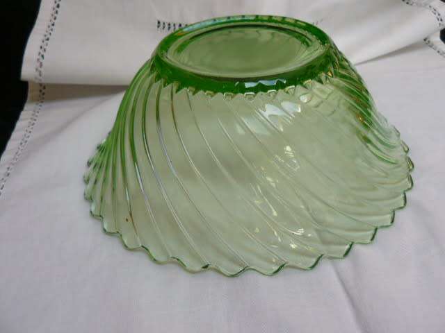 STUDIO GLASS BOWL GREEN