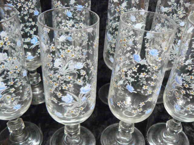 CHAMPAGNE GLASSES X 8 NO DAMAGE