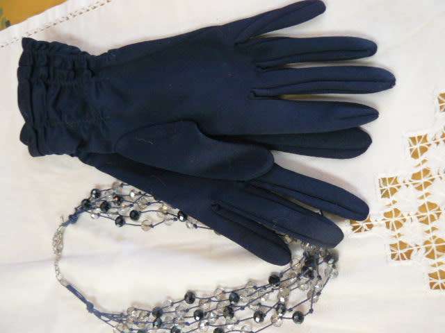 NECKLACE WITH GLASS BEADS AND VINTAGE GLOVES AND FREE GIFT !!!!!!!
